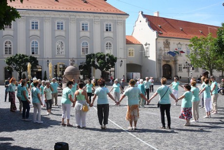 Er-Zsu örömtánc kedden este a Városház téren